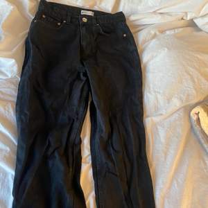 Ett par till par jeans från Gina tricot, originalpris: 500-600kr