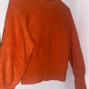 Stickad - Orange stickad tröja!