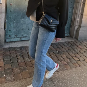 Raka jeans  - Ursnygga raka jeans från Arket i den perfekta blå färgen. Säljer då dom tyvärr sitter en aning tight på mig💙 Stolek W28 men skulle säga att dom är lite små i storleken och därför passar bättre på en W26/W27. Långa i benen då dom är perfekt långa på mig som är 173cm. Jeansen är låga midwaist. Använda max 10 gånger därav i toppskick💙💙