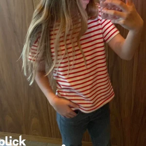 Randig zara tröja  - Lånad bild! Säljer denna T-shirten från zara, nästan aldrig andvänt💕💞💘