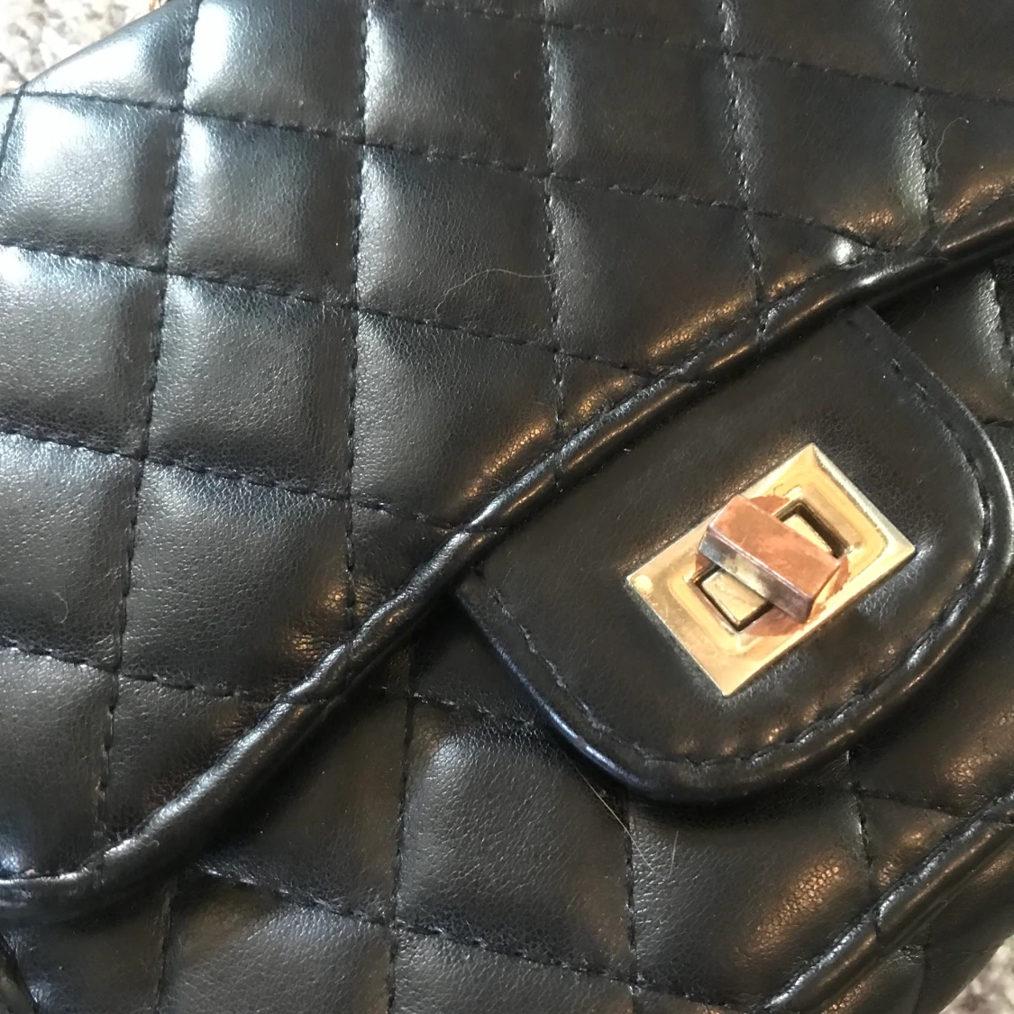 Svart läder (ej äkta) väska - 90