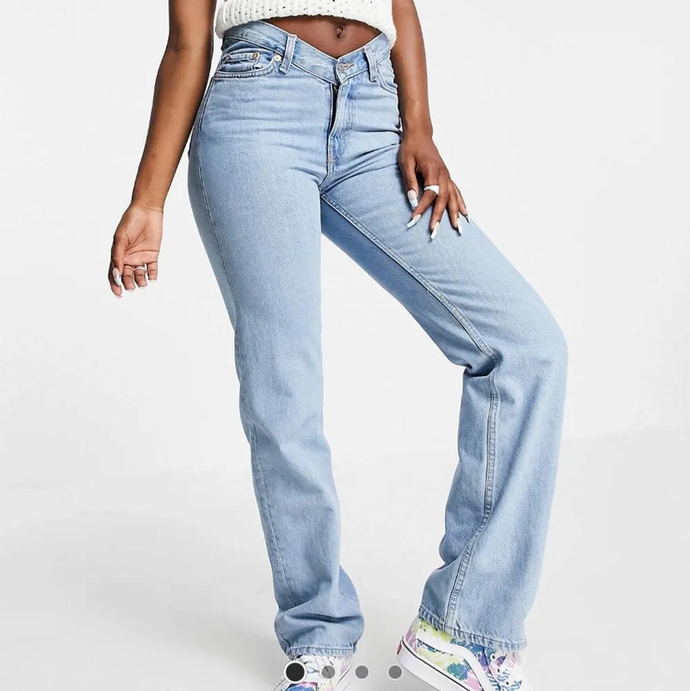 Säljer pågrund av att jag beställde fel storlek, dem är helt oanvända och nypriset ligger på 749kr💕. Jeans & Byxor.