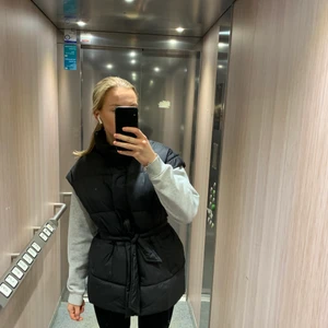 Massimo dutti väst - Stor/oversize dunväst från Massimo dutti! Knappt använd så den är i fint skick. 