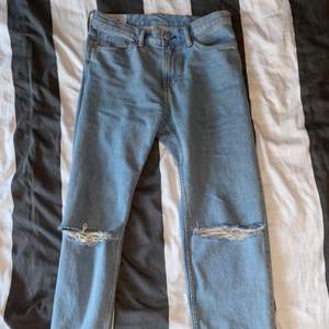 Fina denim jeans i loosefit, blåa med två lite mindre hål i båda knän. Dom är sparsamt använda, men kommer inte till användning mer. Storlek: 31/32. 😁