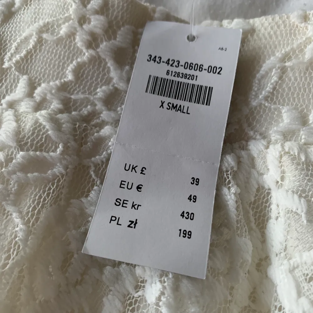 the cutest white lace skirt from hollister in size XS! brand new with tags still on, never been worn. i paid 430:- for it, looking 350:- 🤍. Kjolar.