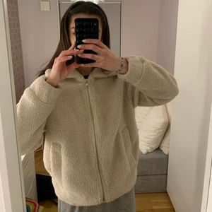 Beige teddyjacka - Säljer min fina teddyjacka då den inte kommer till användning längre. Jackan är använd men är i bra skick. Säljer för 300 exklusive frakt. Kontakta vid intresse!