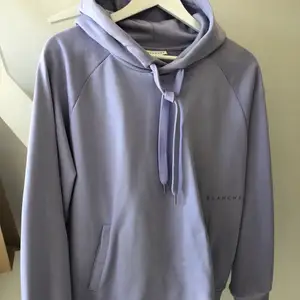 Väldigt fin ljuslila hoodie från blanche i storlek s/m. Sitter väldigt fin och är endast använd ett fåtal gånger. Nypris 1099kr, säljer för 500kr+frakt.💜