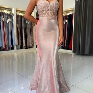 Dressroom - En jätte snygg poulär balklänning, köpt på dressroom. Inga skador alls och är bara använd en gång. Storlek M. finns i Gbg 