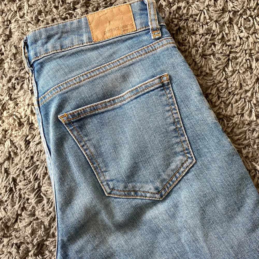 Egen gjorda hål på knäna. Lågmidjade och strechiga jeans. . Jeans & Byxor.