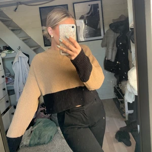 Stickad tröja  - Super snygg stickad tröja, använd ett fåtal gånger så i väldigt bra skick.💗💗