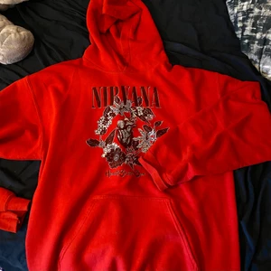 Nirvana hoodie  - Nirvana hoodie, mer röd irl än på bild. Jag vet tyvärr inte varifrån den är. Pris+frakt