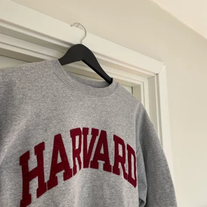 Champion college sweatshirt strl. M - Snygg college-tröja med Harvard tryck på. Används för lite, därav väldigt fräsch och redo att användas mycket mer. Hör gärna av dig! 