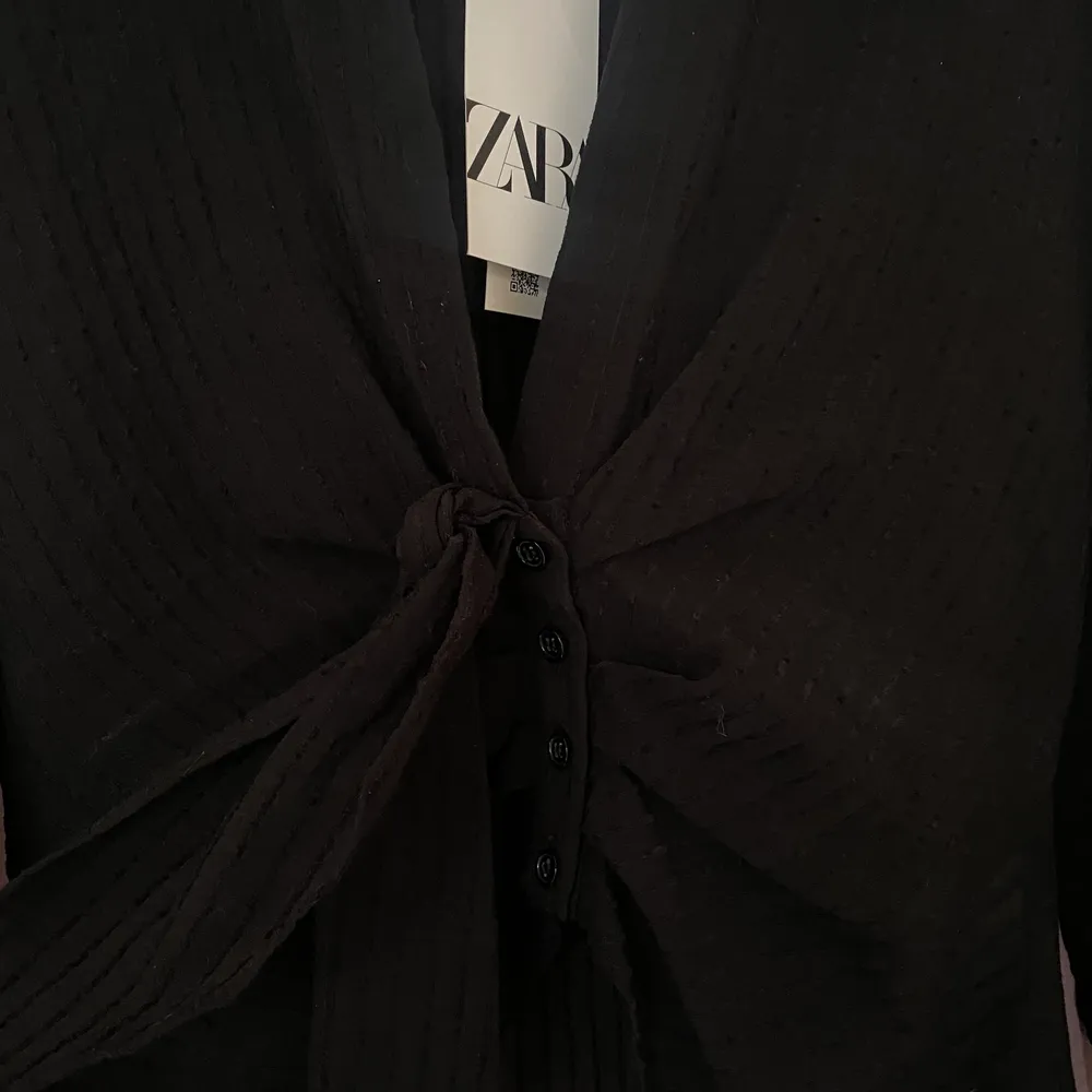 Säljer min superfina svarta topp från Zara i storlek S. Den har prislapp kvar då den är nååågot stor på mig så därav säljer jag den. Säljer för 399 men kan diskutera pris, köparen står för frakt!. Toppar.