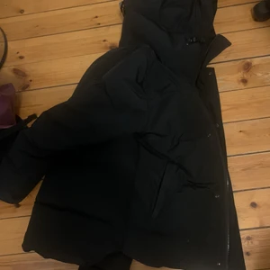 Canada goose jacka - Jag säljer den för jag har köpt en ny jacka och den har blivit lite liten