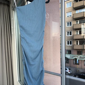 Klänning  - Säljer nu min fina klänning från shein i storlek M, färgen är blå och klänningen är även ribbad! Har bara använt denna 1 gång då jag gillade en annan färg bättre:) 