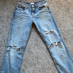 Zara jeans  - Hej! Jag säljer dessa lågmidjade zara byxor med hål i. Säljer dem för att dem är lite försmå! Jättefina på. Passar till allt💕 köpte dem för ett tag sen men används dem ca 3 gånger! Köpte dem för 359:-💕 pris på leverans tar vi då!