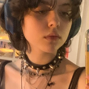 Choker, nitar - En choker jag köpte på bluefox förra sommaren där nitarna är i olika storlek, riktigt snygg. Bandet på den var för långt så jag klippte av en bit men det märks inte. Köpte för 150 och säljer för 75 exklusive frakt😊💕