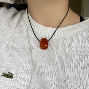 Karneol - Säljer mitt fina karneolhänge! Köparen står för frakt!