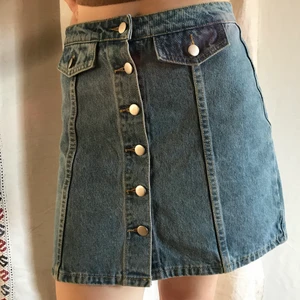 Jeanskjol - Jeanskjol i mycket bra skick, storlek Xs/ S . Frakt ingår i priset på 57 kr 🍷