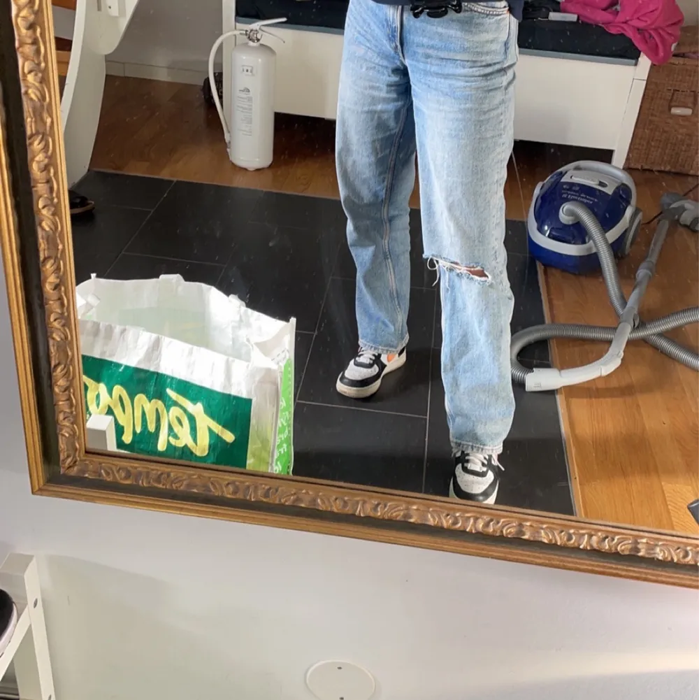 Säljer dessa jättefina och bekväma jeans då jag inte riktigt har plats i garderoben! 💞 Köptes från monki i september och är väldigt sparsamt använda. Har inga defekter och i jättefint skick! 💞 Passar verkligen till allt 😆 Nypris ca 500 kr. Kan fixa fler bilder! Bara att höra av dig 🥰. Jeans & Byxor.