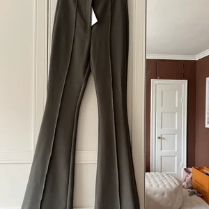 Byxor från Chiquelle - Oanvända helt nya byxor från Chiquelle. Deras mest populära modell. Gröna. Stl 36. Nypris 499kr passar stl 34/36