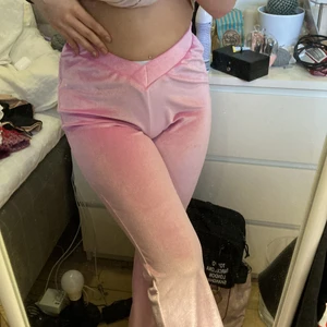 Byxor - Ett par babyrosa mjukis thights i krossad sammet. Dom är tyvärr från shein och har utvidgade ben. Köparen står för frakten.