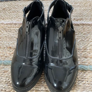 Svarta snygga skor!  - Hej! Nu säljer jag ett par skor som jag köpte från ASOS ett tag sedan. Dessa är bara använda ett par gånger. Inget är fel på de, jag råkade köpa i en för stor storlek bara😣 Det står att paret är en storlek 7, vilket motsvarar en EU 40. Jag hoppas att skorna hittar ett bättre hem där de blir använda!😸 Om ni har några frågor är det bara att skriva.