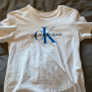 T-shirt - Fina vit t-shirt från Calvin Klein. Använd en gång o så gott som ny. Perfekt nu till sommaren
