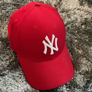 Keps  - Röd Keps❤️ Använd en gång