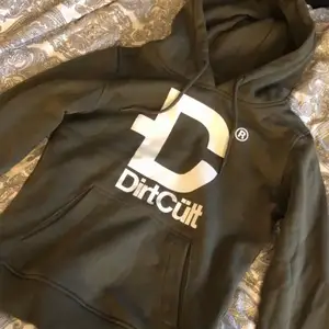 Dirtcult hoodie, helt ny!💓 säljer då den aldrig kommit till användning. Storlek S men passar även XS