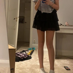 Volang kjol - Jätte snygg och trendig svart volang kjol med prickar på tyget, perfekt nu inför sommaren. Nästan aldrig använd, superbra skick. 