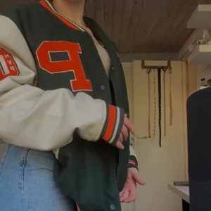 Varsity jacka - Säljer denna asfeta varsity jackan då den ej kommit till användning💕 Endast använd ett fåtal gånger⚡️ Köptes för 550:- och säljer för 199:-🌸 Jackan har en liten defekt som jag kan skicka bild på🪐 Köparen står för frakten💫 Herrstorlek XL  (är 165)☺️ Betalning sker via Swish 💸