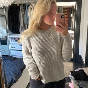 Stickad tröja - Jätte fin stickad tröja i beige från NAKD. Fint skick. storlek xxs.