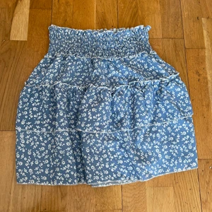 Blå blommig kjol strl XS - En blå oanvänd blommig kjol.🤍 Köparen står för frakten🤍