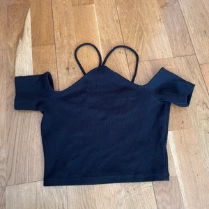 Svart topp strl XS - En svart oanvänd topp från zara.🤍köparen står för frakten🤍