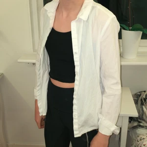 Fin vit skjorta från Zara Kids - Väldigt fin och somrig skjorta från Zara Kids. Använd x antal gånger men i väldigt fint skick. Storlek 13/14 vilket motsvarar storlek 164 cirka. 