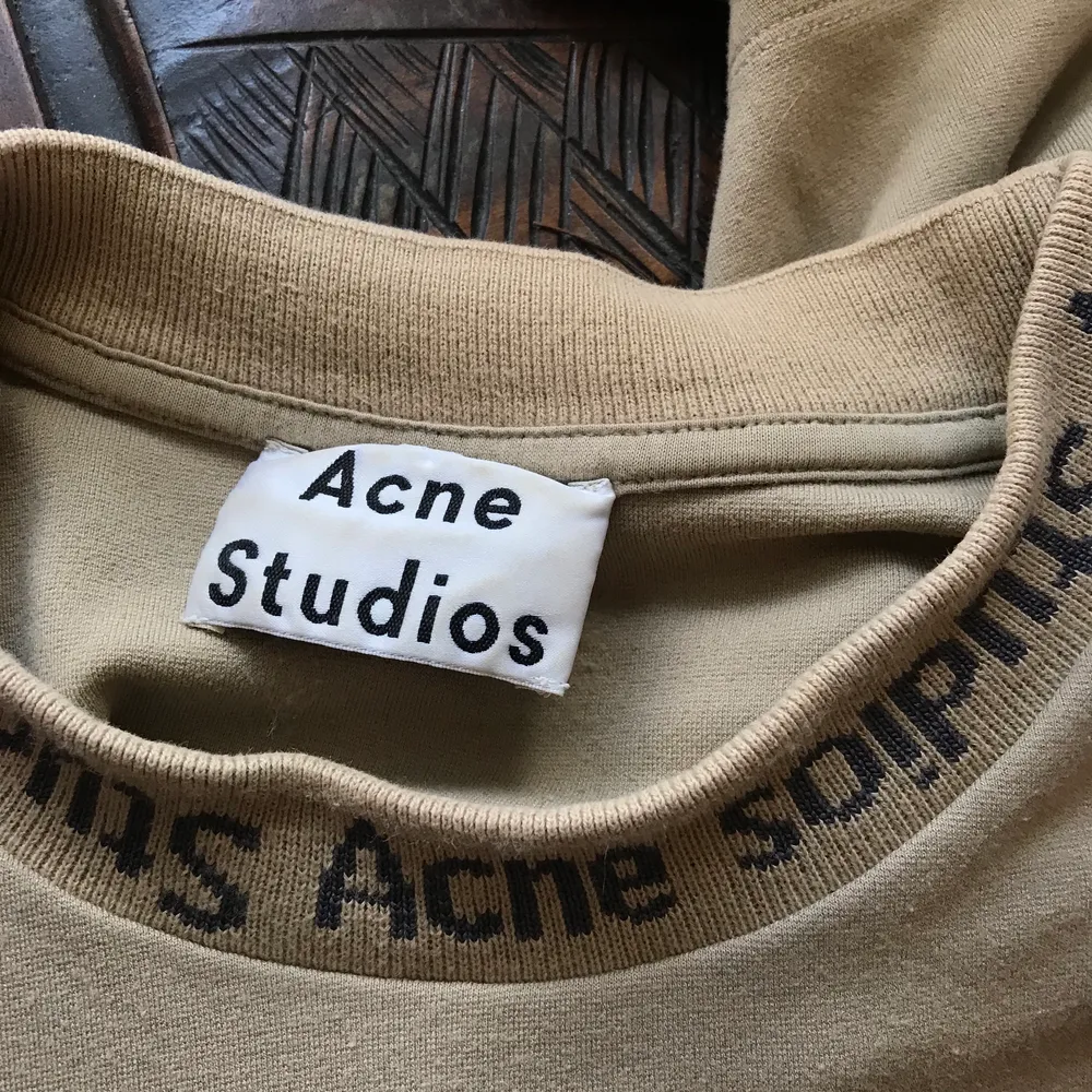 Beige T-shirt från acne studios, hög i halsen, mjuk och stretchig. Storlek medium! . T-shirts.