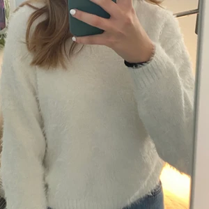 Stickad tröja - Jag säljer denna vita stickade tröjan från Hm💗 Jätteskön och varm. Mjukt material och bra passform. Säljer pga att jag inte använder den. Storlek xs💕