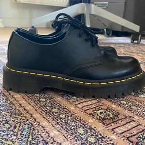 Dr Martens st 37 - Jag köpte dom här för några månader sedan, men dom har bara kommit till användning en gång. Säljer dom för att jag inte använder dom. Köparen står för frakt (99kr).
