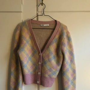 Kofta  - Kofta ifrån Zara! Använd fåtal gånger, köpt förra vintern. Möts upp i Stockholm💓