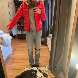 Super fin vår jacka - Säljer min super fina röda dun jacka, andvänd ungefär 2 gånger.💗💗🌤