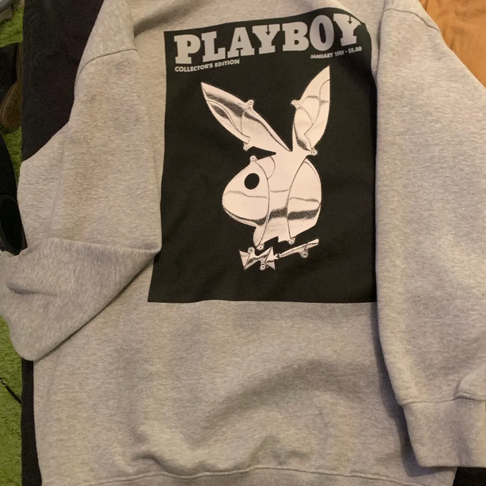 Playboy hoodie från missguided. Fint skick, förutom en liten fläck på framsidan men den syns knappa inte. . Hoodies.