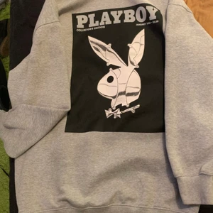 Playboy hoodie  - Playboy hoodie från missguided. Fint skick, förutom en liten fläck på framsidan men den syns knappa inte. 