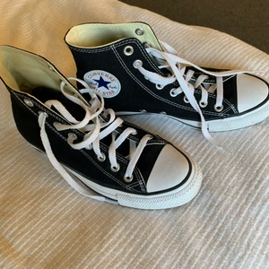 Converse - Säljer dessa svarta höga converse i storlek 39,5❤️ Dem är endast använda fåtal gånger därför väldigt bra skick, med endast få små märken (3:e bilden)🥰 (Det är många intresserade så skapade en budgivning för smidighetens skull)