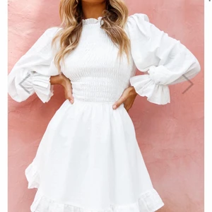 Studentklänning - Säljer / kollar intresset för min superfina och unika studentklänning, då jag veeett hur svårt det är att hitta The one, som inte alla andra har. Denna är i storlek XS/S, dragkedja och super bekväm. Band man knyter i ryggen, vilket är Såå fint. Har sitt en extra innerkjol för jag skulle slippa vara orolig över att den var genomskinlig. Längden är perfekt, inte för lång och inte för kort. Endast använd på studenten men den är som ny! Skicka ett PM vid intresse💕 priset kan diskuteras! 