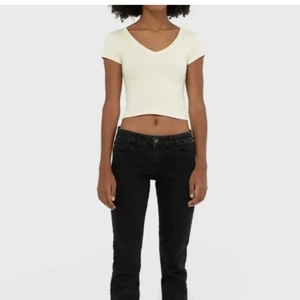 Svarta jeans - Intressekoll på mina svarta jeans från Stradivarius. (Är inte helt säker på om jag vill sälja men vill se vad jag kan få för de)                                      Jeansen är köpta från plick nyss men dem satt tyvvärr inte som önskat på mig:/ Jätte snygga och trendiga, orginalpris: 359 kr💓 Hör av dig om frågor och fler bilder! 