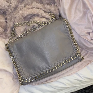 tiamo väska  - intressekoll på min tiamo väska, jätte fin och använd ett fåtal gånger, tror storleken är mellan/stor,  skriv privat för fler bilder❤️gratis frakt 