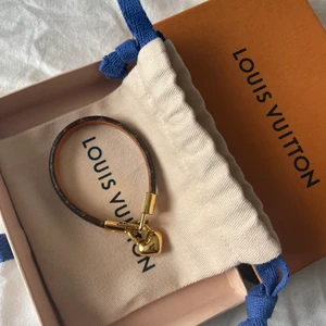 Louis vuitton armband - Lvs ”crazy in lock” armband. Fick som present förra sommaren och bara använt några enstaka gånger. Säljer för att jag inte längre vill ha det. Inga skador eller repor. Kvitto finns. 