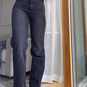 Sparsamt använda jeans från hm, går ner till foten på mig som är 170 med långa ben. Super sköna och lite stretchiga! 