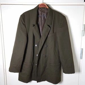 Mossgrön jacka/kavaj - Mörkgrön vintage-kavajjacka. Ganska tunn. Jag har tagit ur axelvaddarna och sytt ihop den🌱